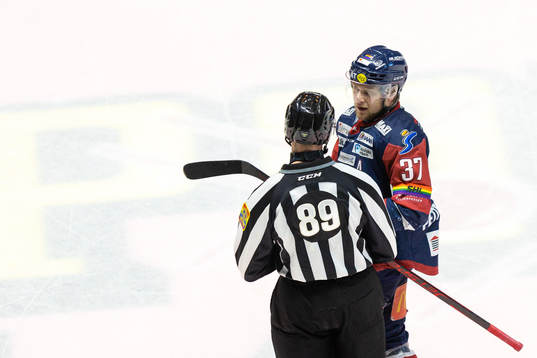 Linköpings Jesper Pettersson lämnar isen