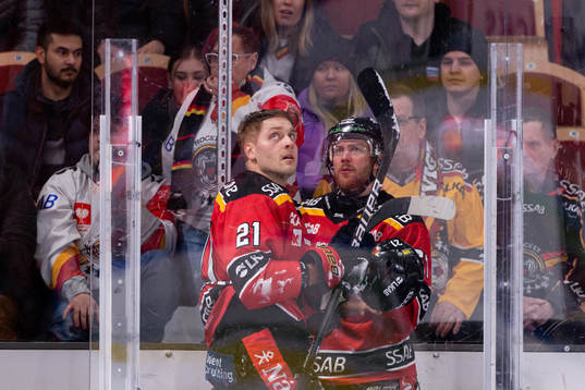 Luleås Juhani Tyrväinen och Linus Omark i utvisningsbåset