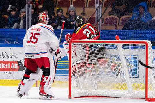 Luleås Juhani Tyrväinen tacklar Timrås Joey LaLeggia