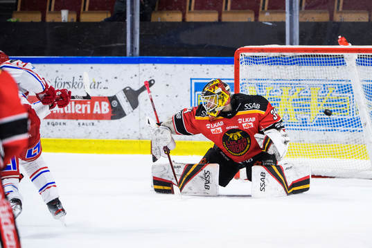 Timrås Albin Lundin sätter 3-2 bakom Luleås målvakt