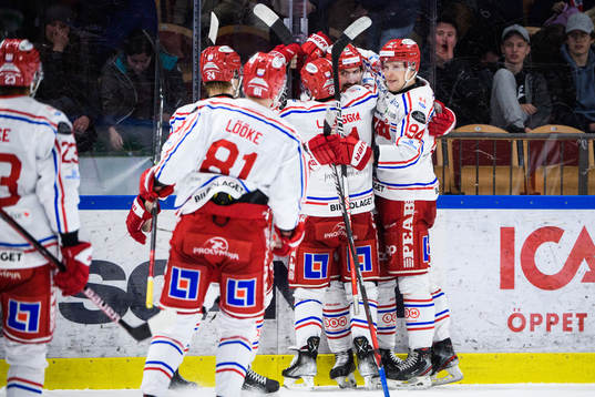 Timrås Albin Lundin jublar med lagkamrater