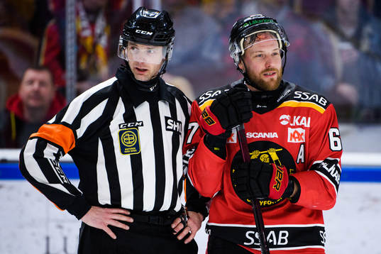 Domare Mikael Andersson och Luleås Linus Omark
