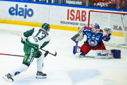Färjestads Daniel Viksten och Oskarshamns målvakt Joe