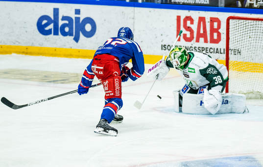 Oskarshamns John Dahlström och Färjestads målvakt