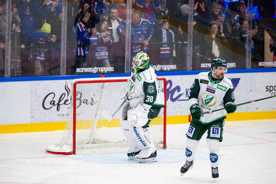 Färjestads målvakt Dominik Furch och Mikael Wikstrand