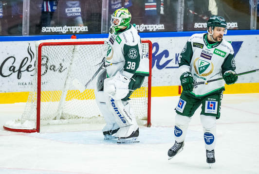 Färjestads målvakt Dominik Furch och Mikael Wikstrand