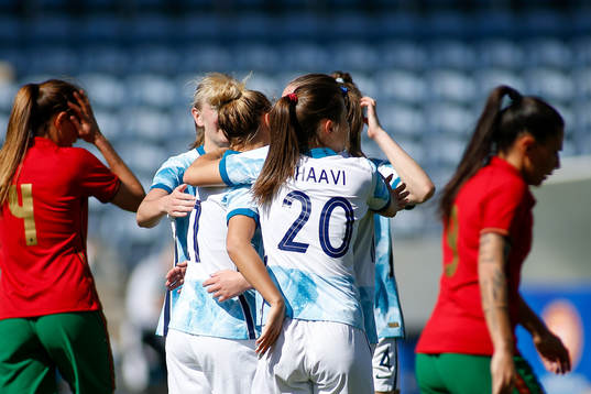 Players of Norway celebrate