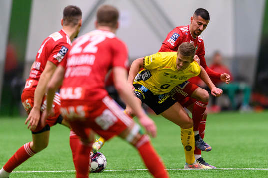 Elfsborgs Kevin Holmén och Skövdes Elmar Abraham