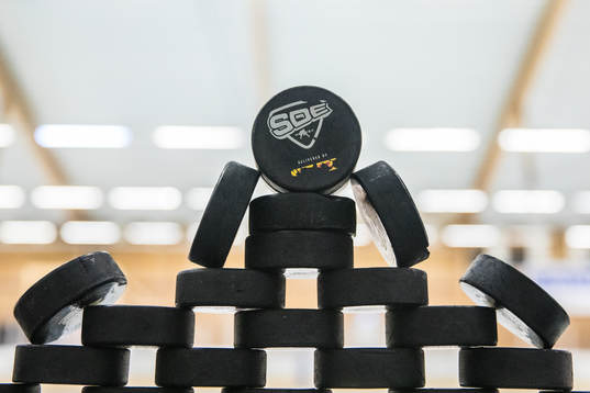 Puckar med SDEs klubbmärke