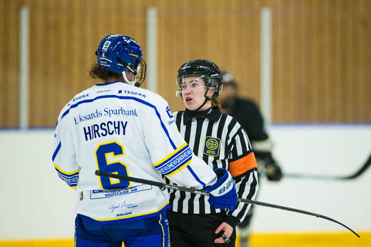 Leksands Gracen Hirschey i diskussion med domare Ida
