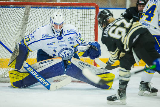 Leksands målvakt Amanda Johansson med en räddning på ett