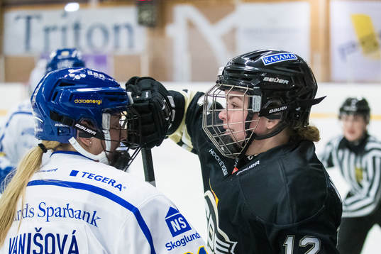 Leksands Tereza Vanisova och SDEs Eva-Maria Verworner i ett
