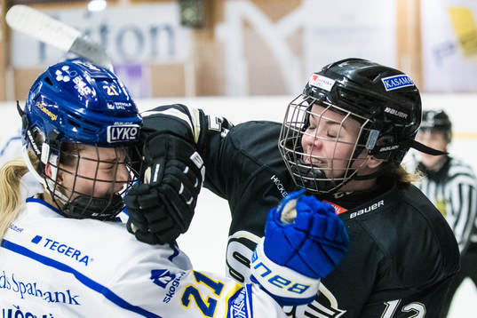 Leksands Tereza Vanisova och SDEs Eva-Maria Verworner i ett