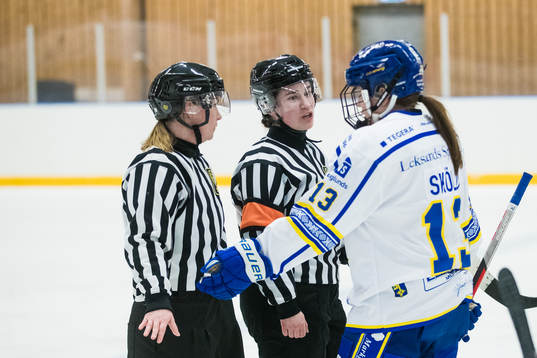 Leksands Hanna Sköld i samtal med domare Ida Henriksson