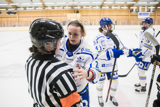 Leksands Tereza Vanisova i samtal med domare Ida Henriksson