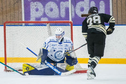 Leksands målvakt Amanda Johansson med e räddning