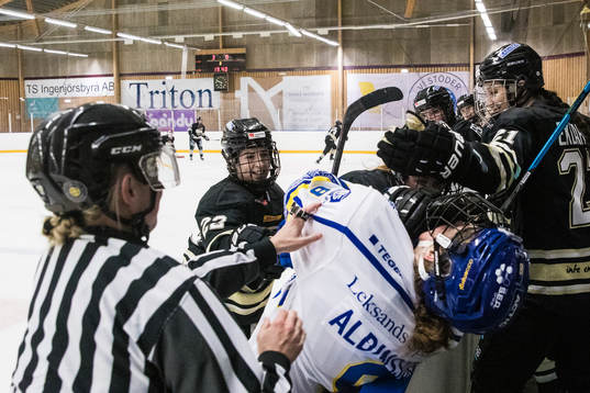 Bråk mellan Leksands Ella Albinsson och SDEs Hannah