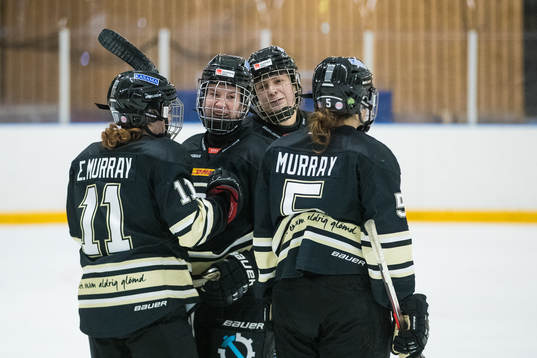 SDEs Eden Murray jublar med lagkamrater