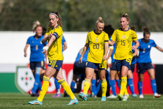 Kosovare Asllani, Hanna Bennison and Julia Roddar of Sweden