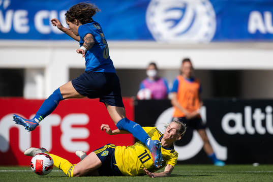 Elena Linari of Italy and Sofia Jakobsson of Sweden