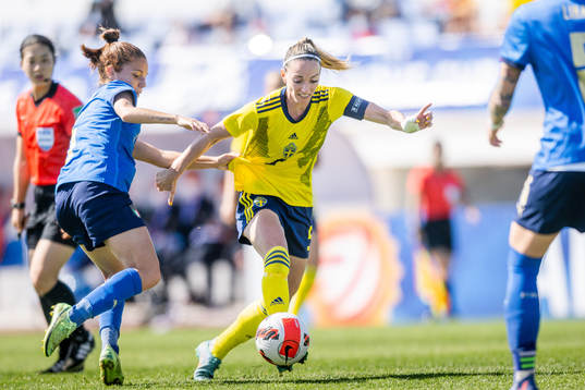 Manuela Giugliano of Italy and Kosovare Asllani of Sweden