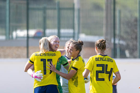 Stina Blackstenius , goalkeeper Hedvig Lindahl , Filippa