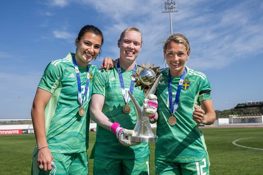 Goalkeepers Zecira Musovic, Hedvig Lindahl and Jennifer