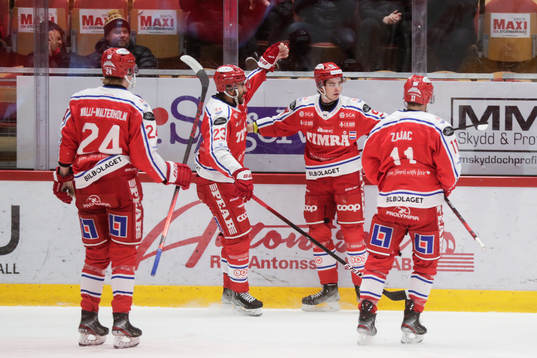 Timrås Viktor Lodin jublar med lagkamrater