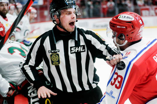 Timrås Ty Rattie med linjedomare