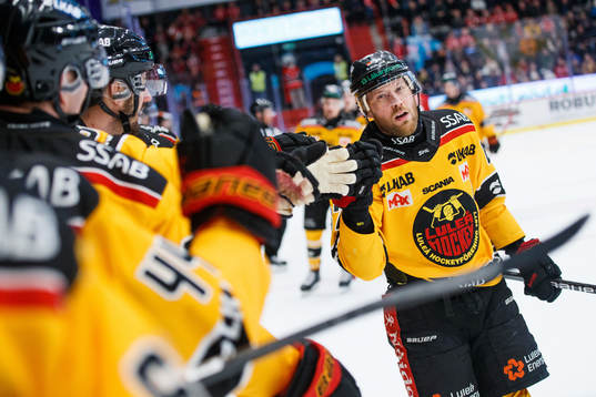 Luleås Linus Omark jublar eftrer 2-1
