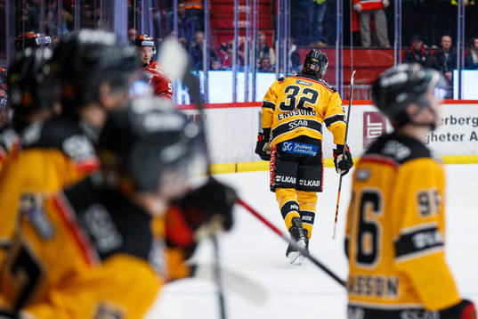 Luleås Oscar Engsund lämnar isen