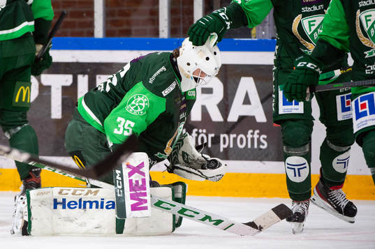 Färjestads målvakt Dennis Hildeby deppar med Per Åslund