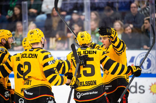 Skellefteås Joakim Lindström jublar med lagkamrater