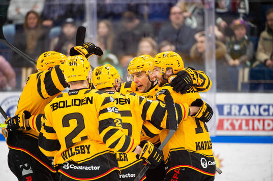 Skellefteås Joakim Lindström jublar med lagkamrater