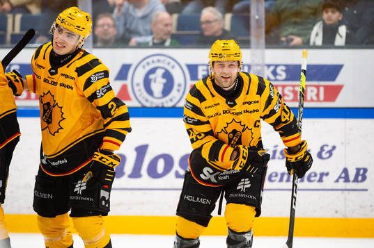 Skellefteås Adam Wilsby och Oscar Möller jublar