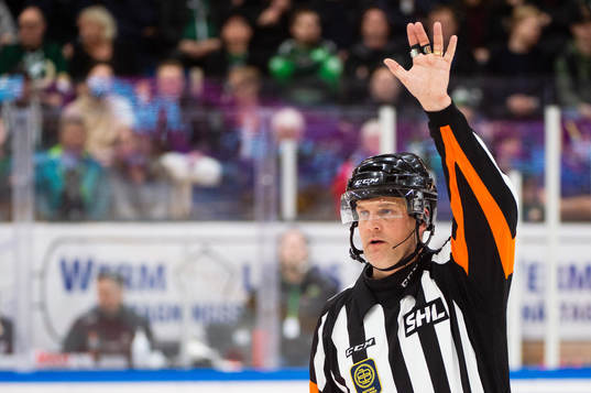 Domare Mikael Nord visar upp fem fingrar