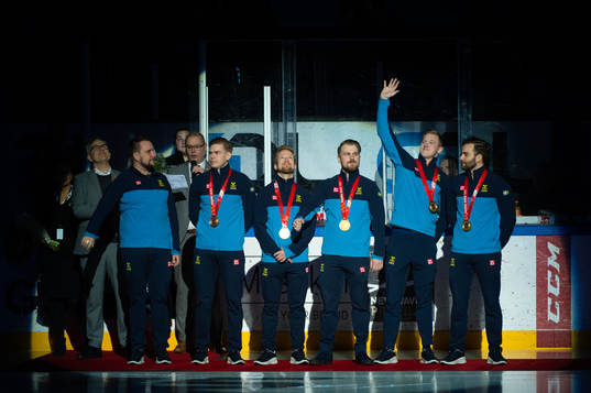 Lag Edin hyllas för OS guldmedaljen innan ishockeymatchen