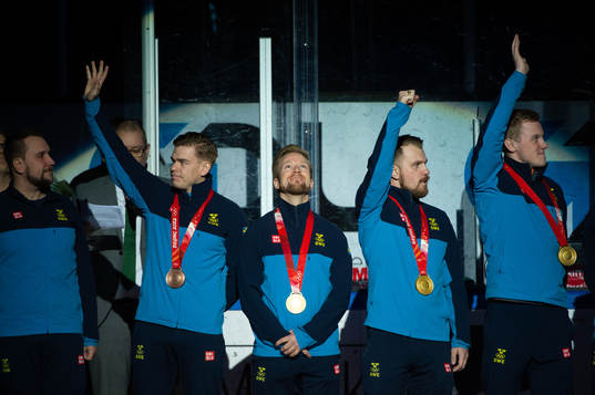 Lag Edin hyllas för OS guldmedaljen innan ishockeymatchen