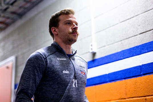 Oskarshamns Brian Cooper värmer upp före ishockeymatchen