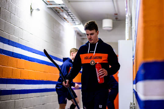 Växjös Ben Thomas värmer upp före ishockeymatchen i SHL
