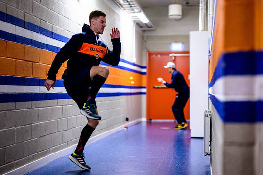 Växjös Joel Kellman värmer upp före ishockeymatchen i