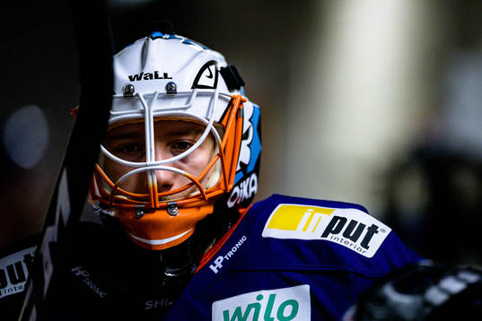 Växjös målvakt Emil Larmi före ishockeymatchen i SHL