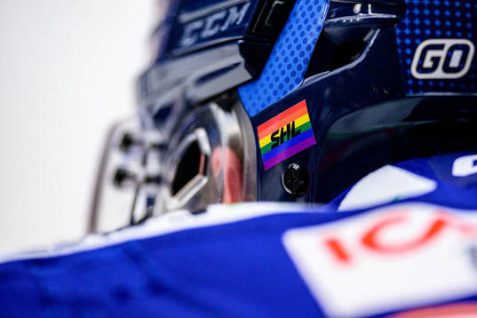 Prideklistermärke på hjälm