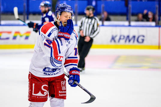 Oskarshamns Mikkel Øby-Olsen deppar eftre Växjös 1-2 mål
