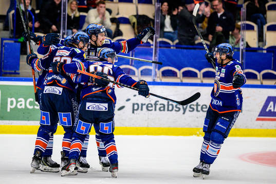 Växjös Hardy Häman Aktell och Tobias Rieder jublar