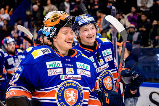 Växjös målvakt Emil Larmi och Michael Krutil jublar