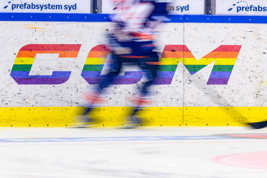 CCM logo med pridefärger på sargen