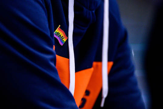 SHL pin med pridefärger