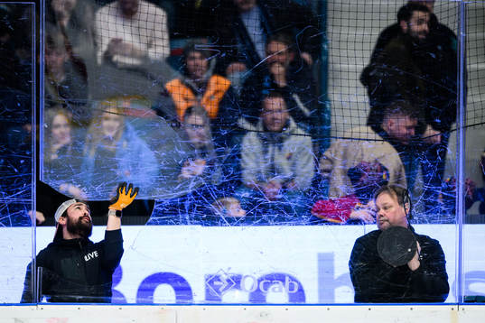 Vaktmästare byter trasigt plexiglas på Hovet