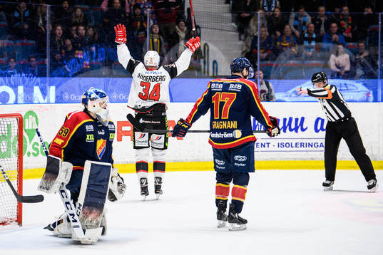 Malmö Redhawks Carl Söderberg jublar